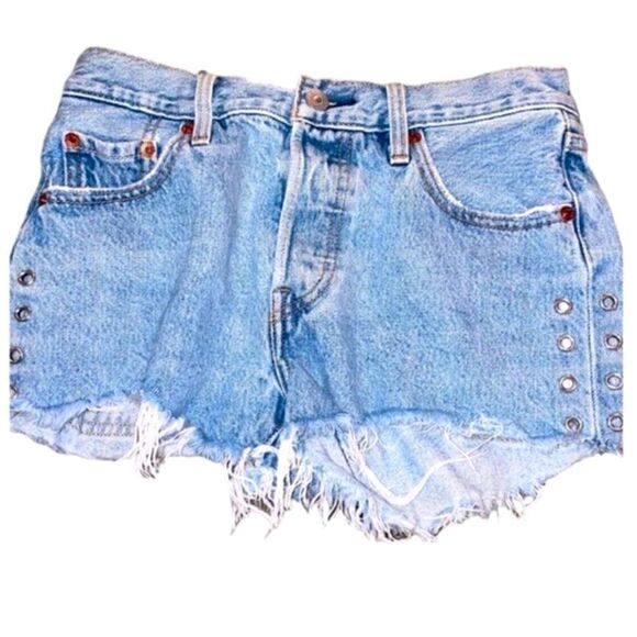 LEVIS 501 EYELET SIDE SHORTY SHORTS
LIGHT DENIM RAW HEMLINE SIZE 25 - Picture 1 of 6